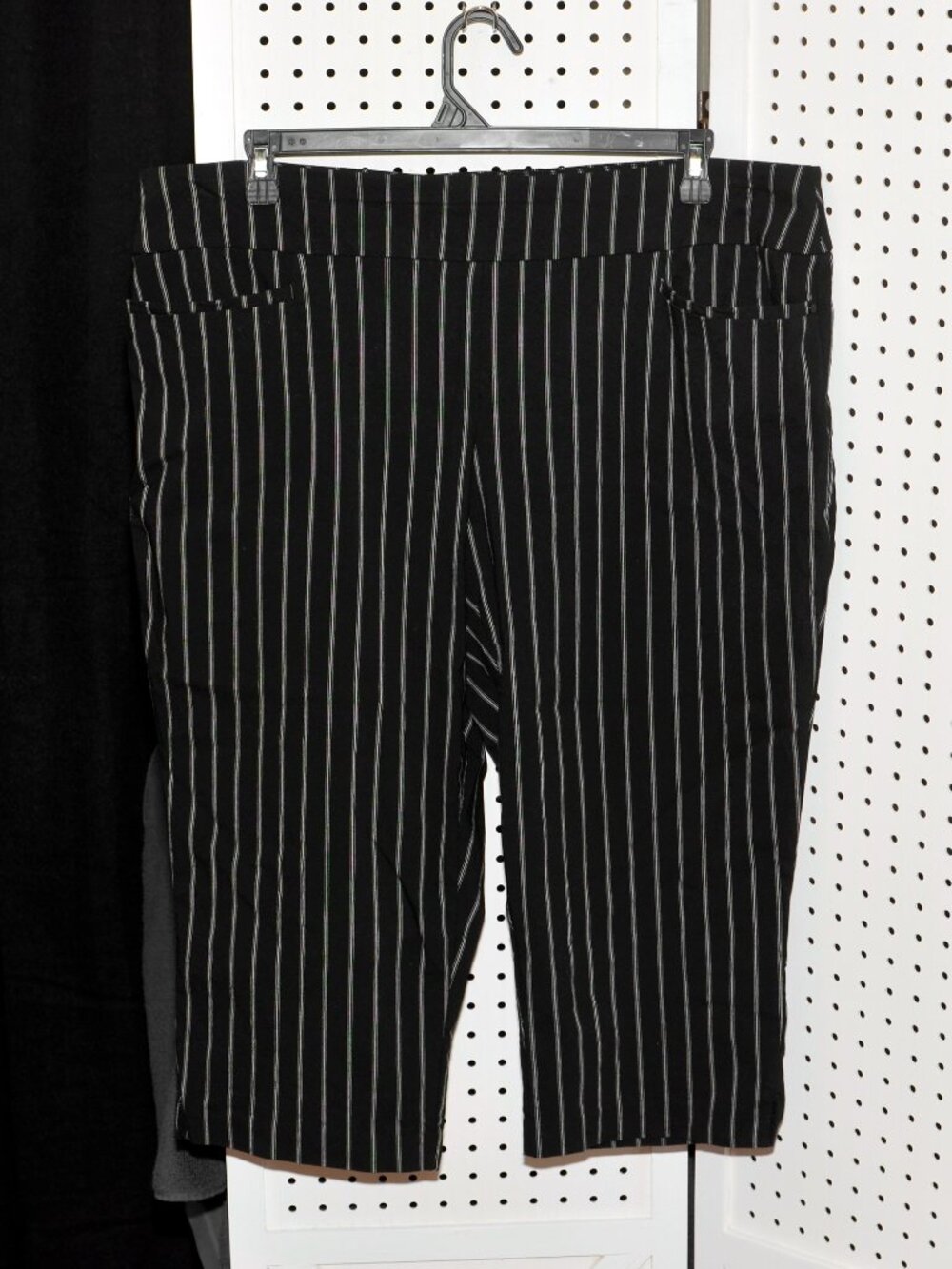 Plus Size 20W 89th & Madison Black & White Pinstripe Stretch Capri Pants